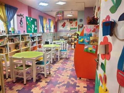 بخش کودک با فضایی مجزا، قفسه های رنگی، محیطی زیبا و دلنشین، کتاب و اسباب بازی های مناسب برای گروه های سنی ۲ تا ۱۲ سال و نشریات مناسب برای این رده سنی آماده شده است .