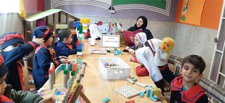 بازی با اسباب بازی های بخش کودک